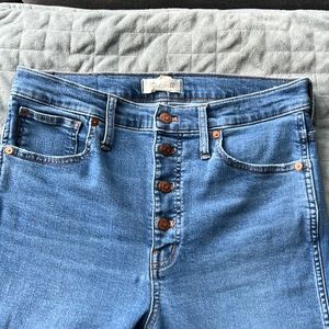 Madewell 10" high rise skinny button fly with frayed hem. Size 30, 26" inseam.
